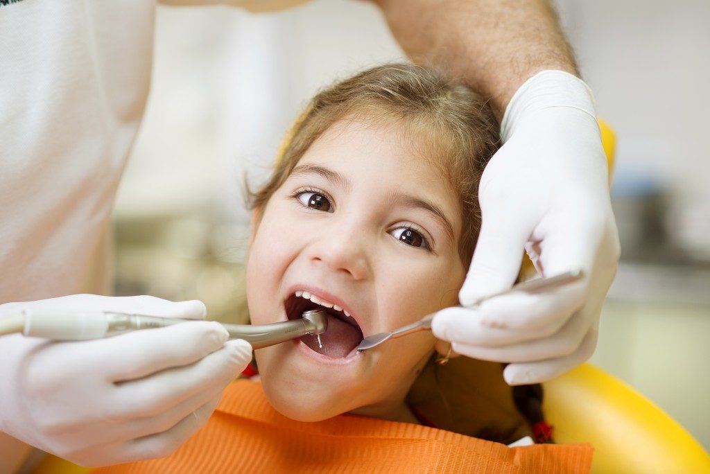 Dentist checking the teeth of the kid