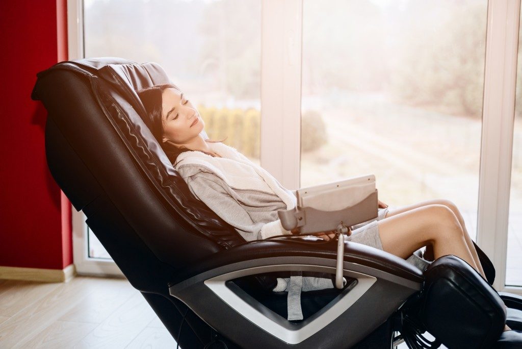 woman relaxing on the massaging chair