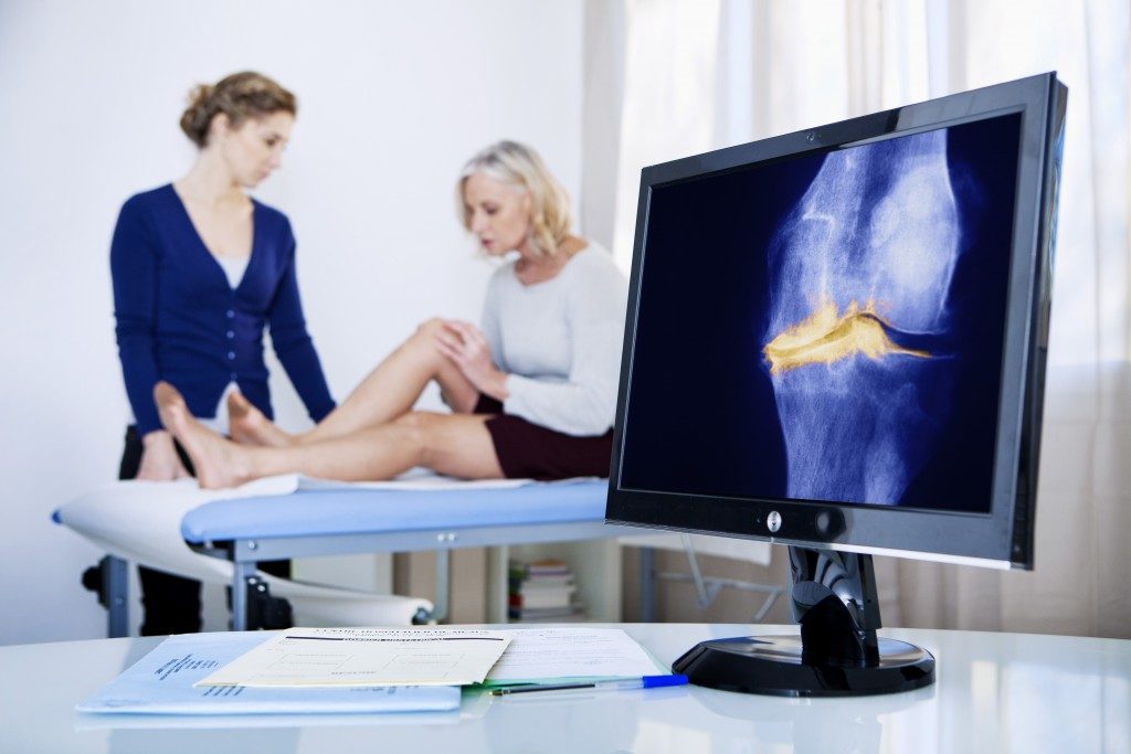 woman having a knee xray