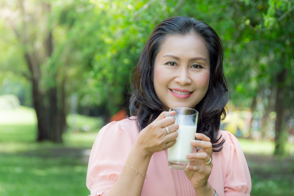 woman holdin glass of milk